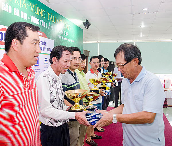 Ông Nguyễn Phước Lộc, Chủ tịch Hội Golf BR-VT trao cúp và phần thưởng cho các golfers đạt Giải Kỹ thuật.
