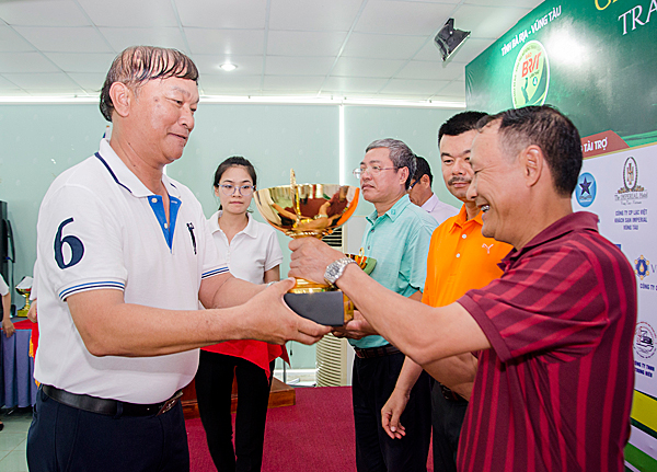 Đồng chí Phan Đức Hiền, Tỉnh ủy viên, Tổng Biên tập Báo Bà Rịa-Vũng Tàu, Trưởng BTC Giải trao Giải Nhì và phần thưởng cho các golfers.