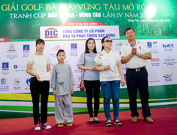Đồng chí Phan Đức Hiền, Tỉnh ủy viên, Tổng Biên tập Báo Bà Rịa-Vũng Tàu, Trưởng BTC Giải trao tiền từ thiện cho các đơn vị.
