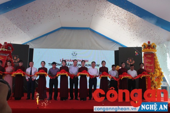 Các đại biểu cắt băng khánh thành Trường Mầm non Rainbow