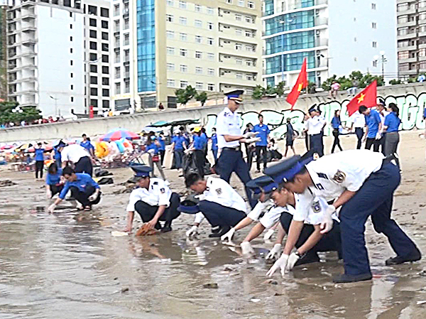 Cán bộ, đoàn viên thanh niên Vùng Cảnh sát biển 3 và Thành đoàn Vũng Tàu dọn vệ sinh khu vực bãi biển Thùy Vân.