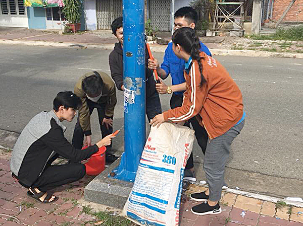 ĐVTN tẩy xóa quảng cáo, rao vặt trái phép trên tuyến đường Trần Xuân Độ (thị trấn Long Điền, huyện Long Điền).
