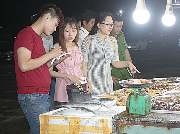 Khách hàng chọn mua hải sản tại Chợ Du lịch Vũng Tàu.