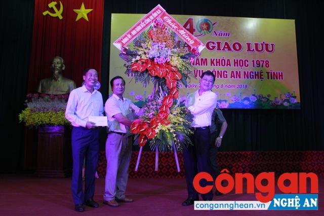 ...và tặng hoa chúc mừng chương trình gặp mặt giao lưu kỉ niệm 40 năm ngày tự trường khóa học 1978 trường Nghiệp vụ Công an Nghệ tĩnh thành công tốt đẹp