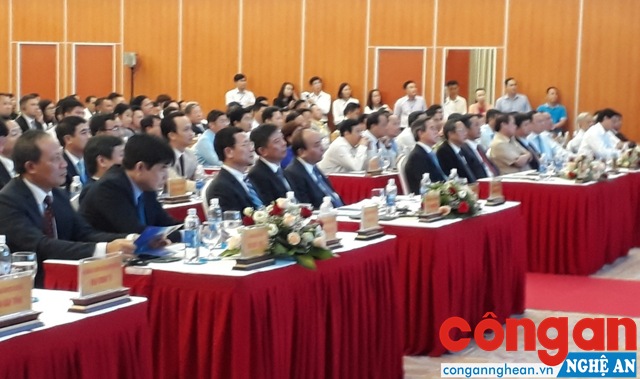 Thủ tướng Nguyễn Xuân Phúc và các đại biểu tham dự hội nghị.