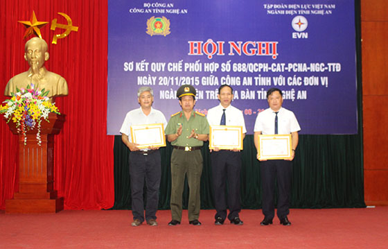 Các cá nhân, tập thể được Giám đốc Công an tỉnh khen thưởng