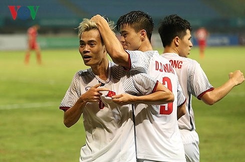 Văn Toàn sắm vai người hùng của Olympic Việt Nam sau khi vào sân từ ghế dự bị. (Ảnh: Ngọc Duy).