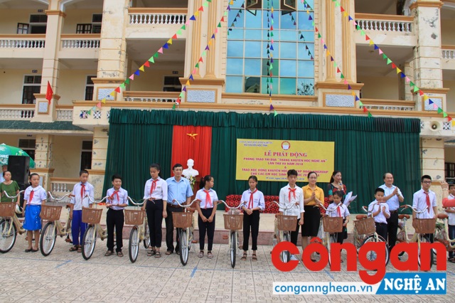 15 chiếc xe đạp trị giá 30 triệu đồng được Hội Khuyến học tỉnh trao tặng cho 15 em học sinh nghèo vượt khó
