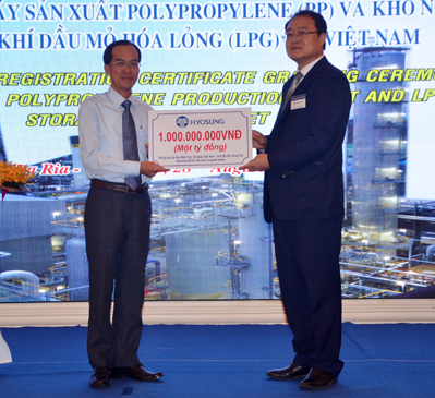 Đại diện Tập đoàn Hyosung trao bảng tượng trưng ủng hộ số tiền 1 tỷ đồng vào Quỹ Vì người nghèo của tỉnh đến đại diện UBMTTQVN tỉnh.