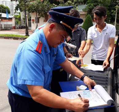 Lực lượng thanh tra giao thông lập biên bản trường hợp xe đầu kéo chở hàng không bảo đảm an toàn trên đường Nguyễn Văn Linh (TX. Phú Mỹ).
