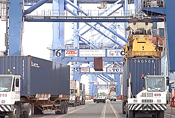 Cần siết chặt việc nhập phế liệu để hạn chế các container tồn đọng. Trong ảnh: Vận chuyển hàng container tại cảng TCIT. Ảnh: THANH NGA