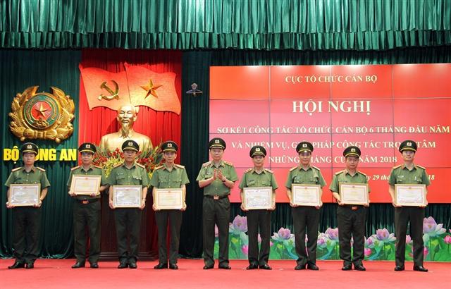 Bộ trưởng Tô Lâm trao Bằng khen tặng các cá nhân có thành tích xuất sắc trong thực hiện Đề án “Một số vấn đề về tiếp tục đổi mới, sắp xếp tổ chức bộ máy Bộ Công an tinh gọn, hoạt động hiệu lực, hiệu quả”.