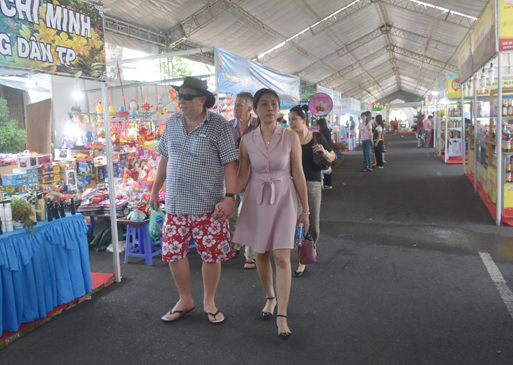 Du khách tham quan các gian hàng tại hội chợ Festival Biển. 