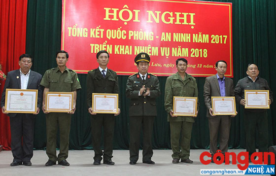 Nhờ xây dựng nhân rộng các mô hình, điển hình tiên tiến, phong trào toàn dân bảo vệ ANTQ của huyện Quỳnh Lưu ngày càng lan tỏa và có chiều sâu (Trong ảnh: Lãnh đạo Công an tỉnh tặng Giấy khen cho các cá nhân, tập thể có thành tích xuất sắc) 