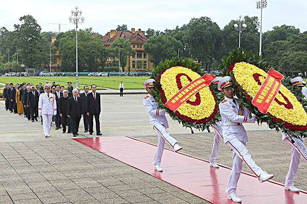 Đoàn đại biểu lãnh đạo Đảng, Nhà nước, Mặt trận Tổ quốc Việt Nam do Tổng Bí thư Nguyễn Phú Trọng dẫn đầu đến đặt vòng hoa và vào Lăng viếng Chủ tịch Hồ Chí Minh.
