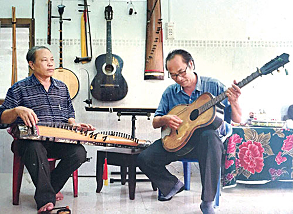 Nghệ nhân ưu tú Thanh Vinh (trái), đang hòa đàn.