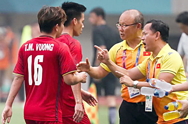 HLV Park Hang-seo và trợ lý chỉ đạo chiến thuật cho các học trò trong trận bán kết gặp Hàn Quốc.