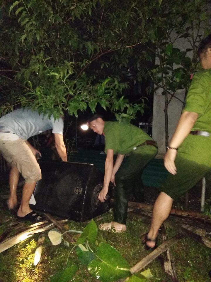 Giúp người dân vận chuyển đồ đạc giữa mữa