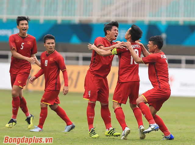 Các cầu thủ Olympic Việt Nam vui mừng sau bàn gỡ hòa của Văn Quyết. Ảnh: bongdaplus.vn