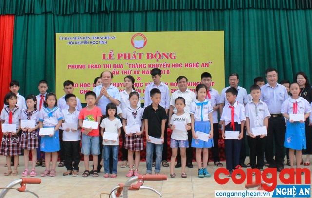 Hội Khuyến học tỉnh trao thưởng cho các học sinh có hoàn cảnh khó khăn