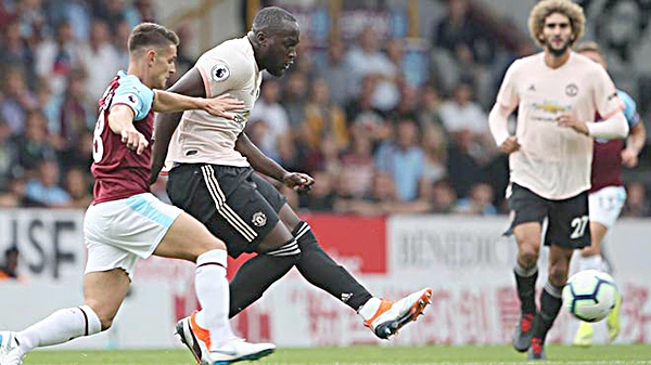 Lukaku (giữa) lập cú đúp trong trận M.U thắng Burnley 2-0 ở vòng 4.