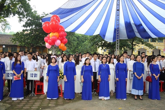 Cô trò Trường THCS Chu Văn An trong ngày Khai giảng.