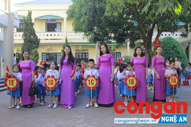 Giáo viên và các em học sinh lớp 1 trong lễ khai giảng tại trường Tiểu học Hưng Dũng 1, TP Vinh