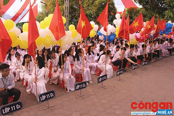 Học sinh Trường THPT chuyên Phan Bội Châu trong ngày khai giảng năm học mới