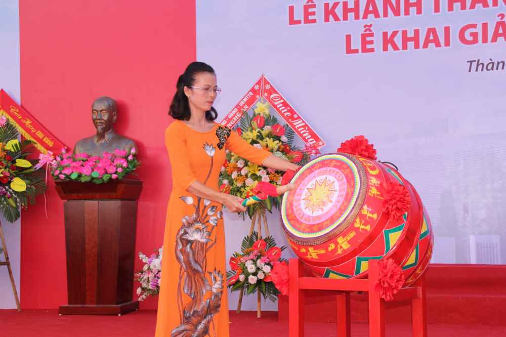 Hiệu trưởng Trường tiểu học Hưng Phúc đánh trống khai trường