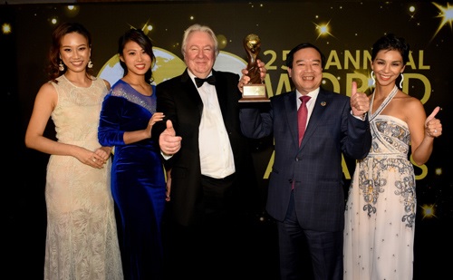 Nhà sáng lập WTA, ông Graham E. Cooke (người đứng giữa) trao giải thưởng 