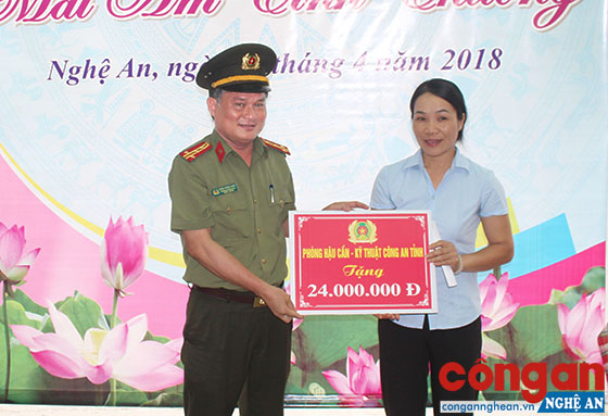 Lãnh đạo Phòng Hậu cần - Kỹ thuật và công nhân lao động của đơn vị tại lễ bàn giao “Mái ấm tình thương”