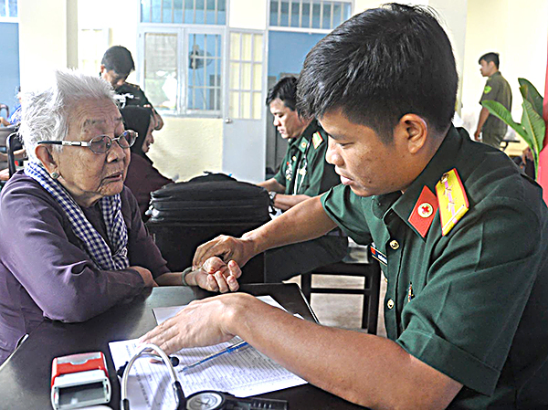 LLVT khám bệnh, phát thuốc miễn phí cho người dân trên địa bàn xã Phước Thuận (huyện Xuyên Mộc).