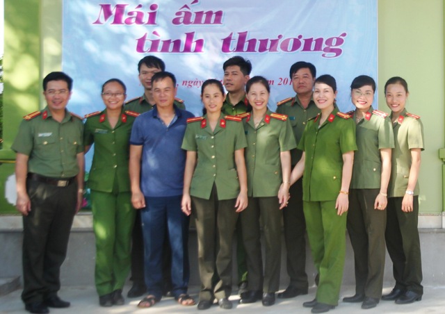 Đoàn công tác chụp ảnh lưu niệm trước ngôi nhà 