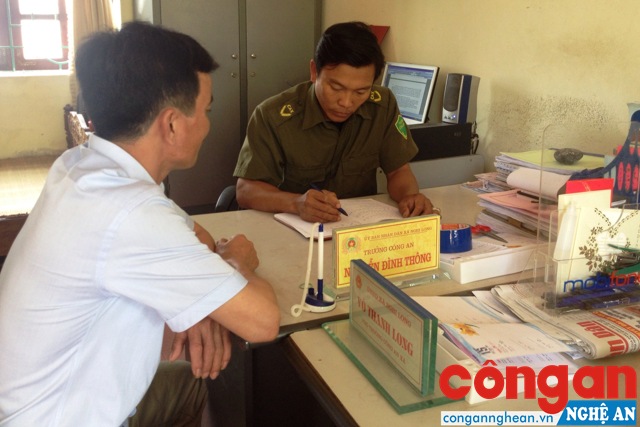 Trưởng Công an xã Nghi Long làm việc với người dân về công tác đảm bảo ANTT trên địa bàn