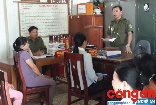 Ban Công an xã Thanh Mỹ giải đáp những thắc mắc về thủ tục hành chính cho người dân