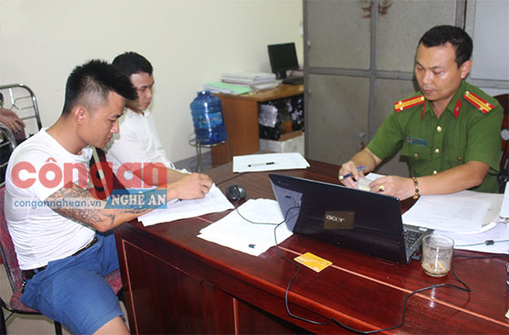 Lực lượng Công an lấy lời khai các đối tượng vi phạm