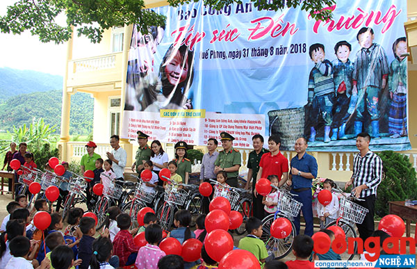 Lãnh đạo, cán bộ, phóng viên Báo Công an Nghệ An cùng chính quyền địa phương và doanh nghiệp trao quà cho học sinh