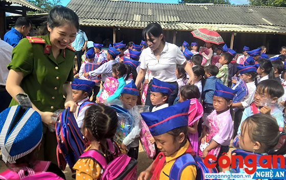 Trao tặng quà cho các em học sinh