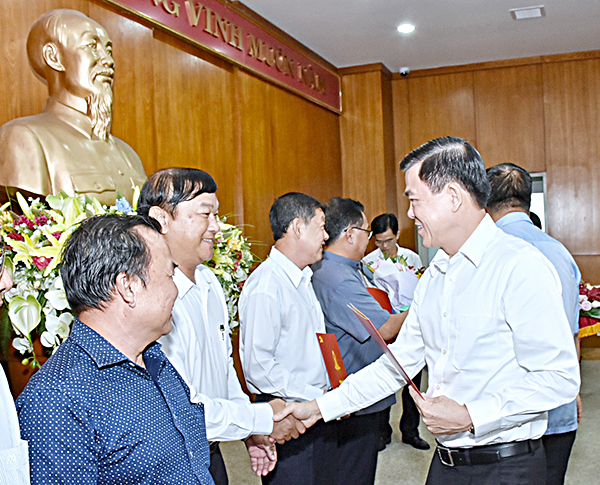 Đồng chí Nguyễn Hồng Lĩnh, Ủy viên Trung ương Đảng, Bí thư Tỉnh ủy, Chủ tịch HĐND tỉnh trao quyết định nghỉ hưu cho các đồng chí cán bộ lãnh đạo của tỉnh.