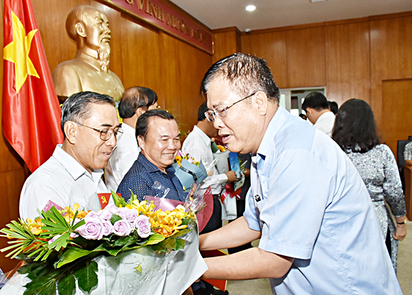 Đồng chí Nguyễn Văn Trình, Phó Bí thư Tỉnh ủy, Chủ tịch UBND tỉnh tặng hoa chúc mừng các đồng chí cán bộ lãnh đạo của tỉnh đã hoàn thành xuất sắc nhiệm vụ và nghỉ hưu.