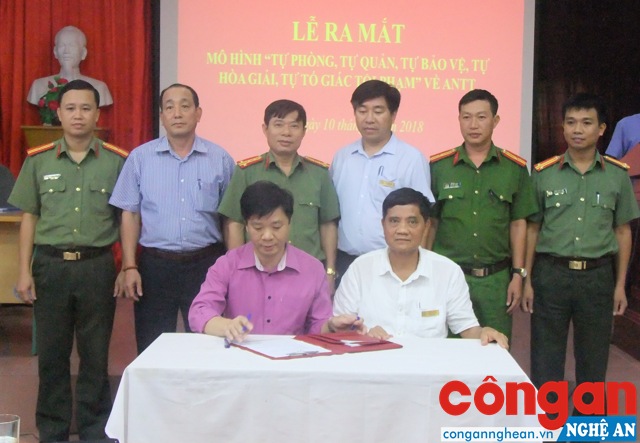 Ra mắt ký cam kết