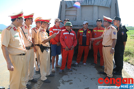 Đại tá Cao Minh Phượng (ngoài cùng bên phải), Trưởng Phòng CSGT Công an tỉnh có mặt tại tuyến đường N5 để chỉ đạo các tổ công tác thực hiện nhiệm vụ