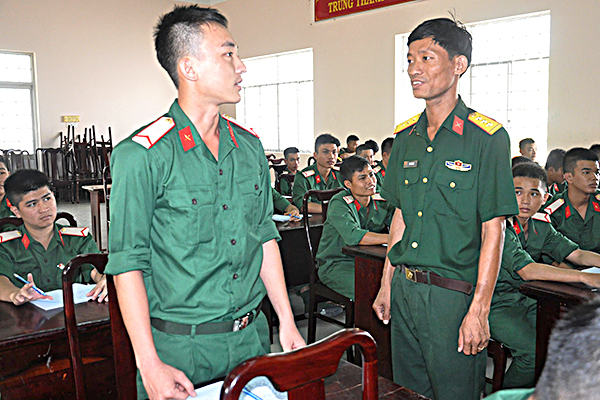 Một giờ học giáo dục chính trị cho chiến sĩ mới tại Trung đoàn Minh Đạm.