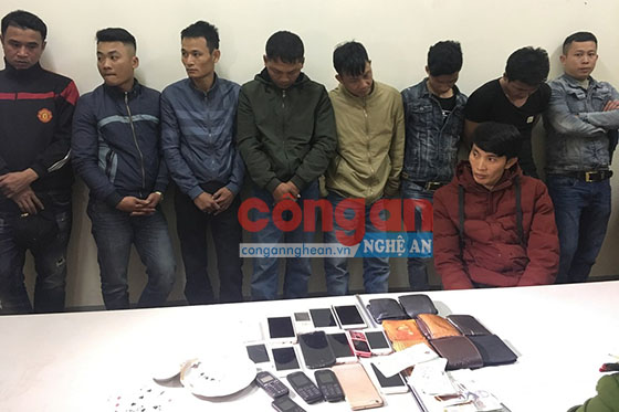 Ổ nhóm đánh bạc với tang số hàng chục triệu đồng bị Công an huyện Anh Sơn triệt xóa dịp cận Tết 2018