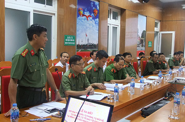 Đồng chí Đại tá Lê Khắc Thuyết, Phó Giám đốc Công an tỉnh phát biểu tại buổi lễ