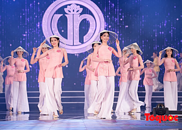 Các thí sinh trong đêm chung khảo phía Nam của cuộc thi Hoa hậu Việt Nam 2018.