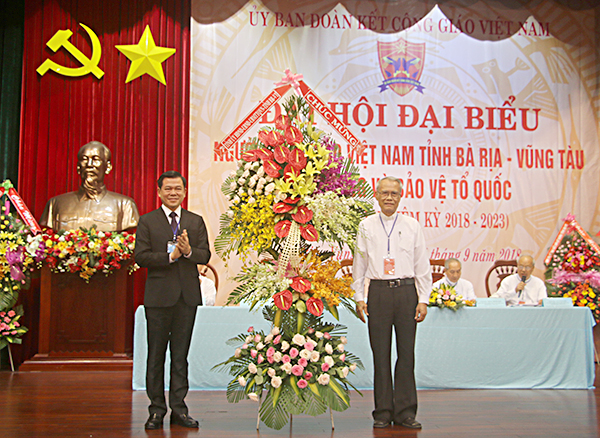 Đồng chí Nguyễn Hồng Lĩnh, Ủy viên Trung ương Đảng, Bí thư Tỉnh ủy, Chủ tịch HĐND tỉnh tặng hoa chúc mừng Đại hội.