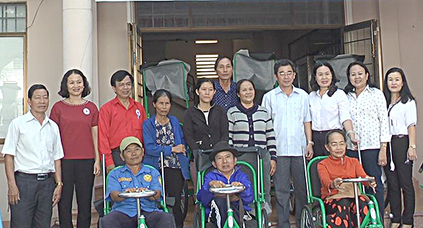 Đại diện Hội Chữ thập đỏ tỉnh, huyện và Công ty TNHH MTV Xổ số kiến thiết tỉnh trao xe lắc cho người khuyết tật.