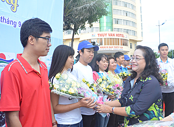 Đồng chí Nguyễn Thị Bạch Ngân, Phó Chủ tịch UBND TP.Vũng Tàu, Trưởng Ban tổ chức Lễ hội Nghinh Ông Thắng Tam Vũng Tàu 2018 tặng hoa chúc mừng các đội.