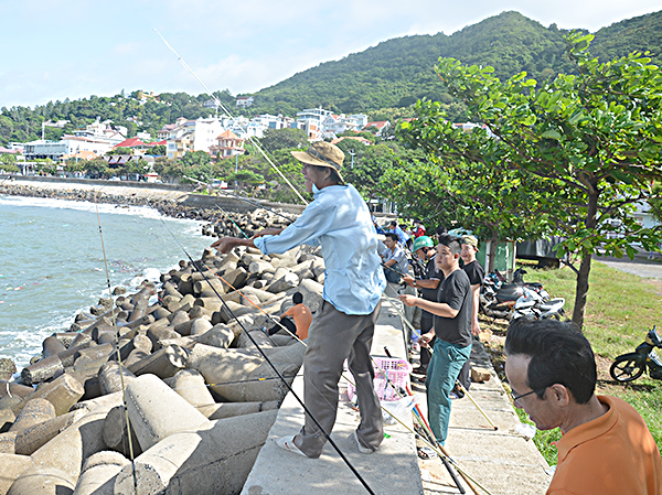 Phần thi câu cá trong lễ hội Nghinh ông Thắng Tam.